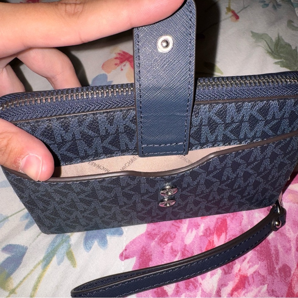 Michael Kors Navy Jet Set Zip Around Phone Holder Wallet Wristlet - Picture 3 of 9